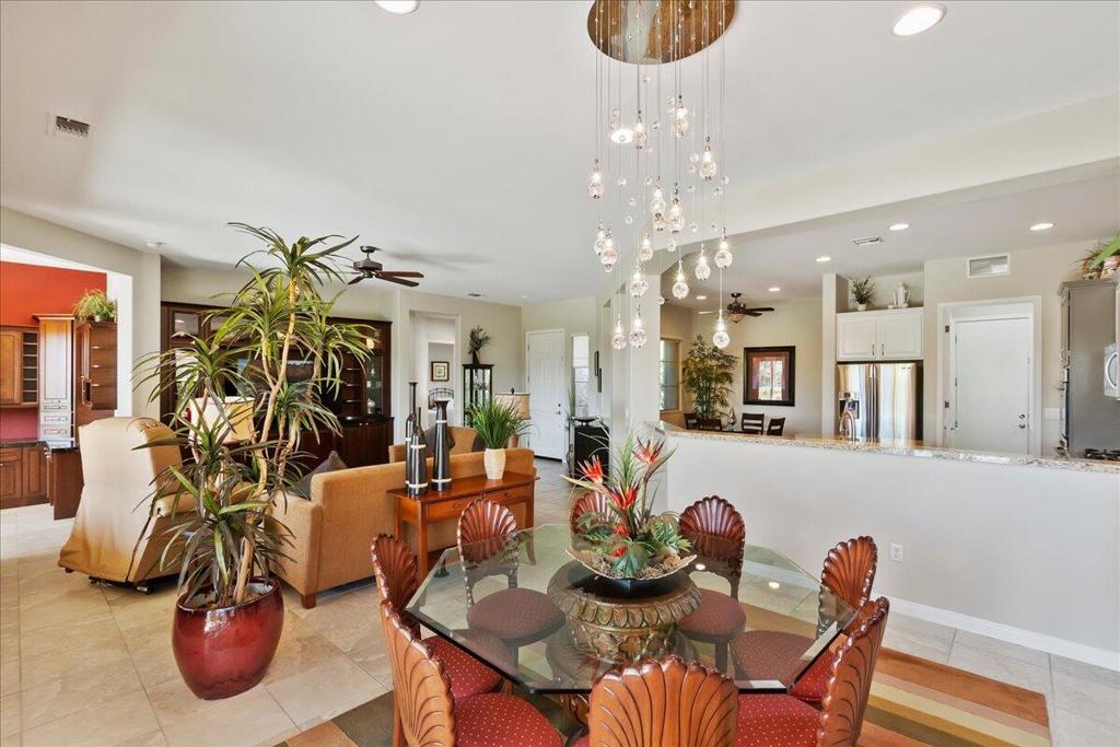 81091 Avenida Tres Lagunas