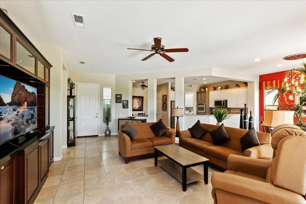 81091 Avenida Tres Lagunas