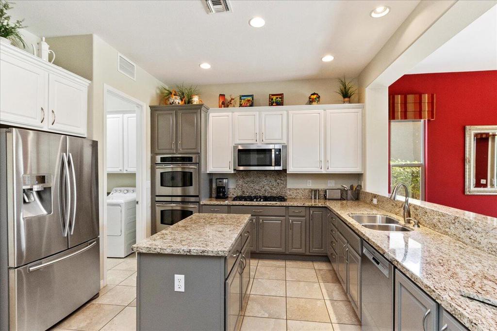 81091 Avenida Tres Lagunas