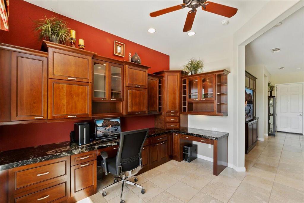 81091 Avenida Tres Lagunas