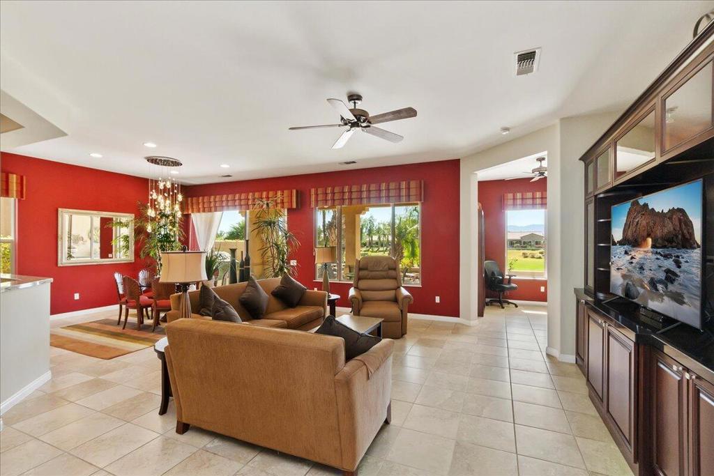 81091 Avenida Tres Lagunas