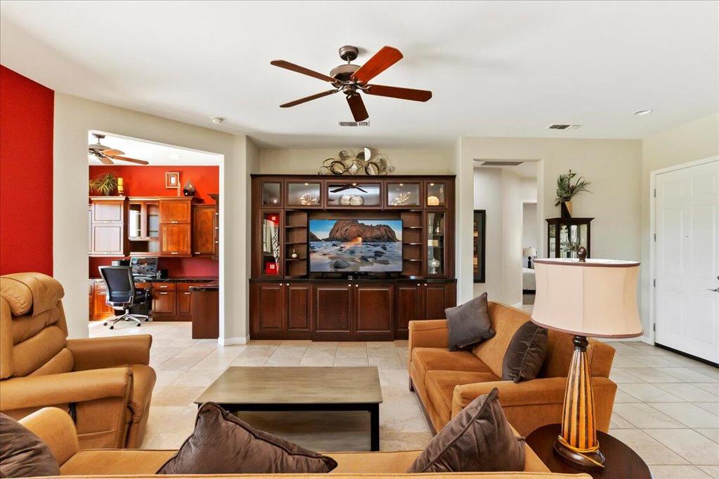 81091 Avenida Tres Lagunas