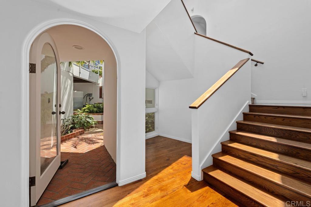 1420 La Jolla Knoll