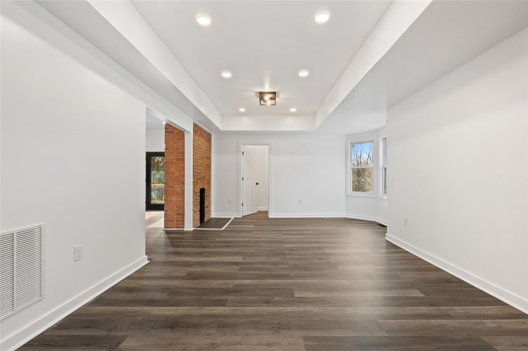 221 Bonvue St