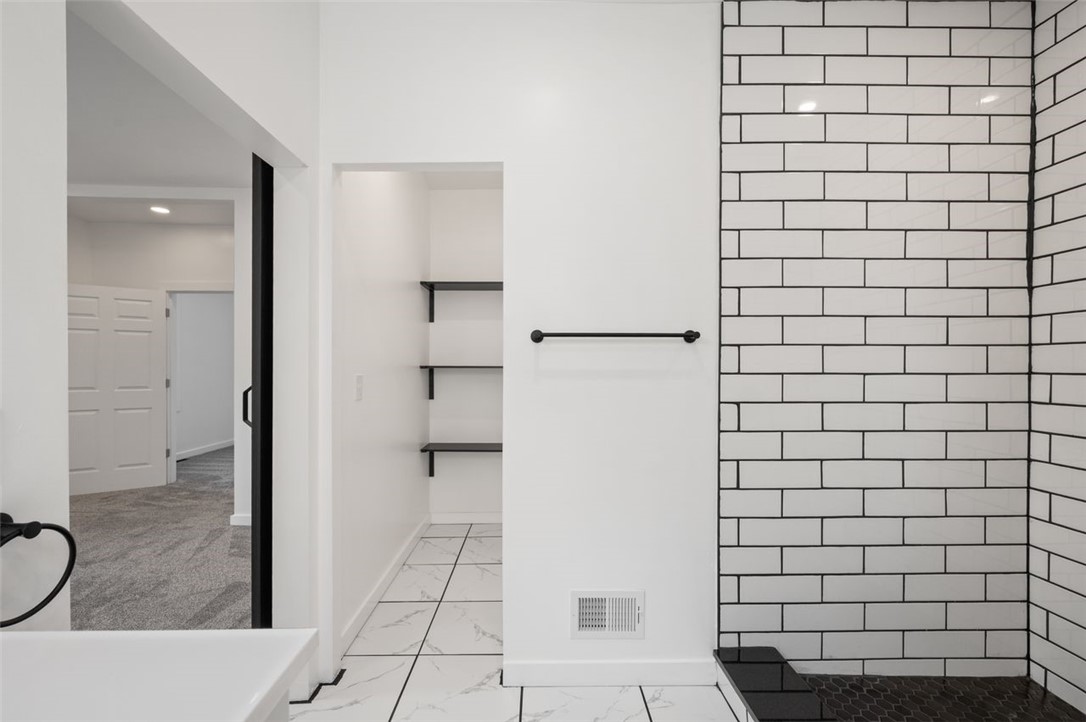 221 Bonvue St