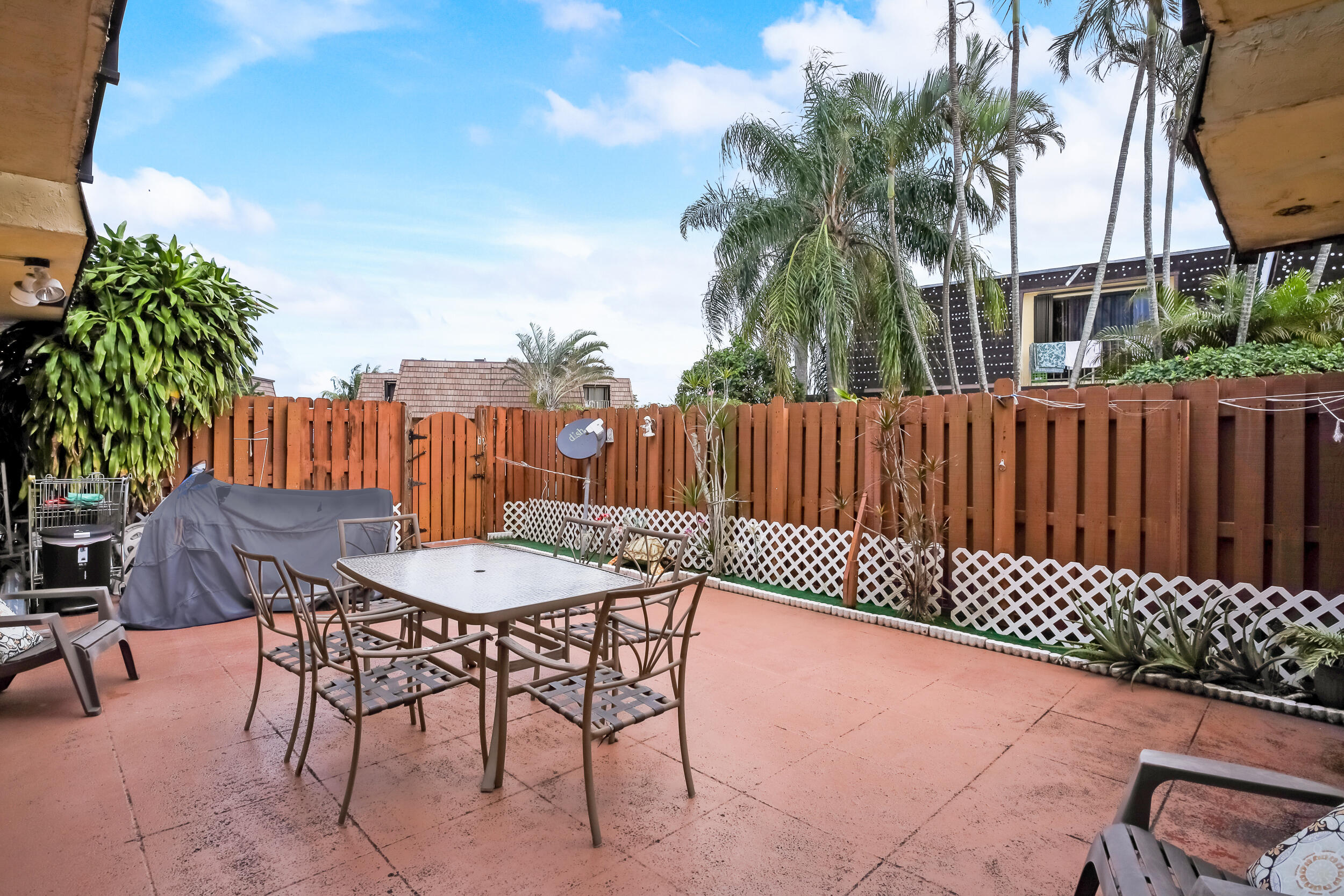 1002 Springdale Ct Court