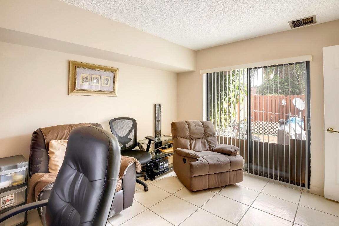 1002 Springdale Ct Court