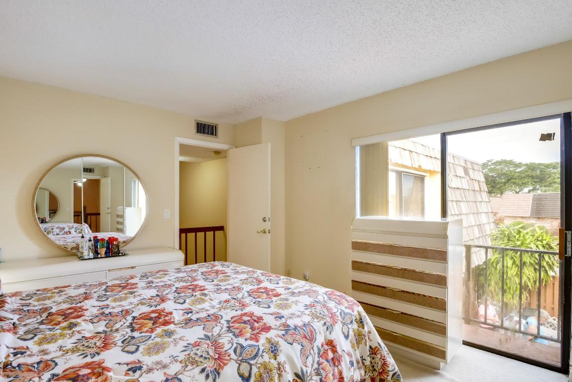 1002 Springdale Ct Court