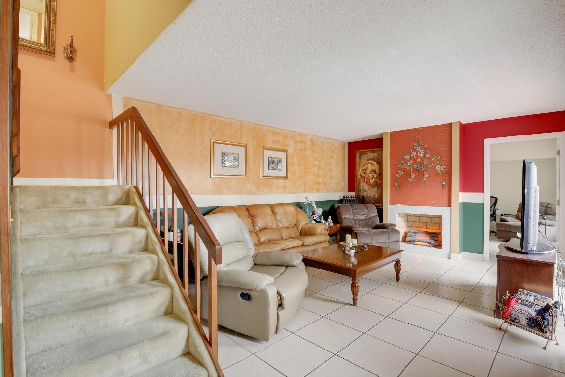 1002 Springdale Ct Court