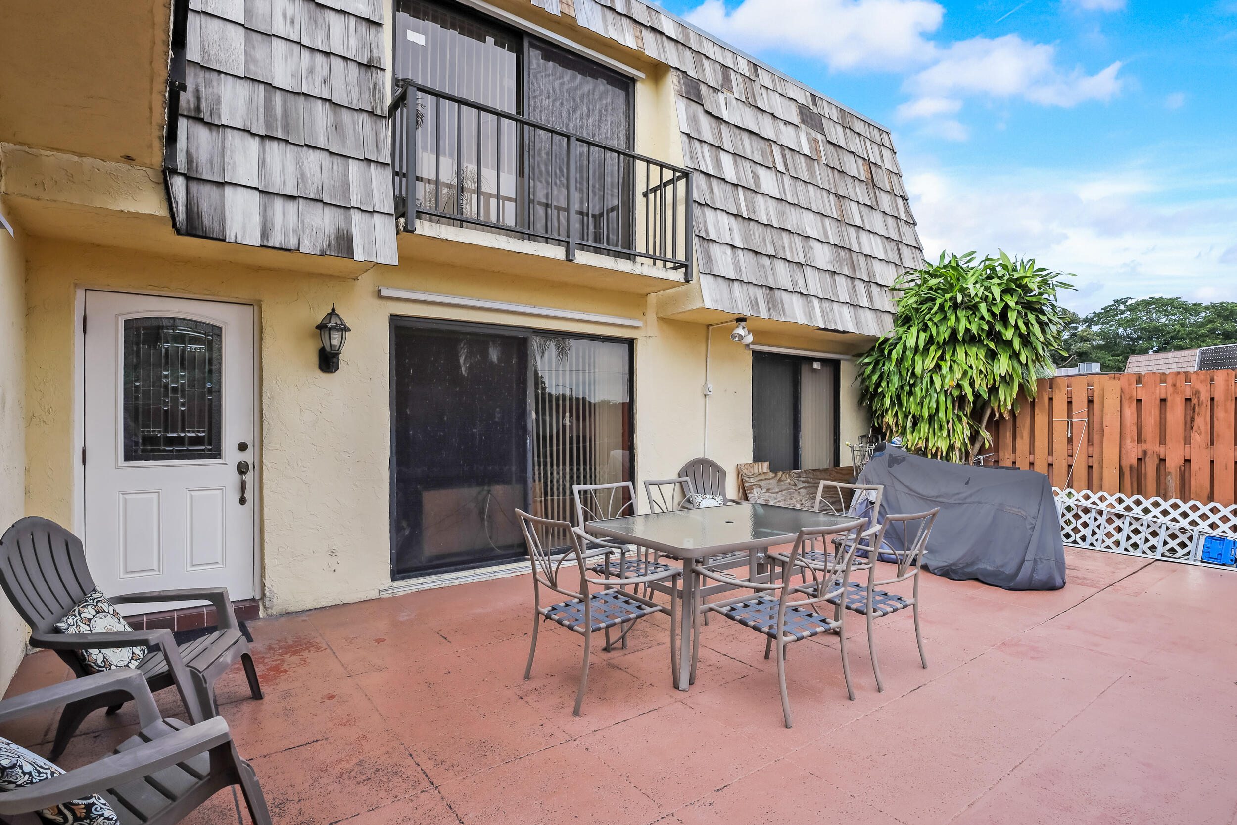 1002 Springdale Ct Court