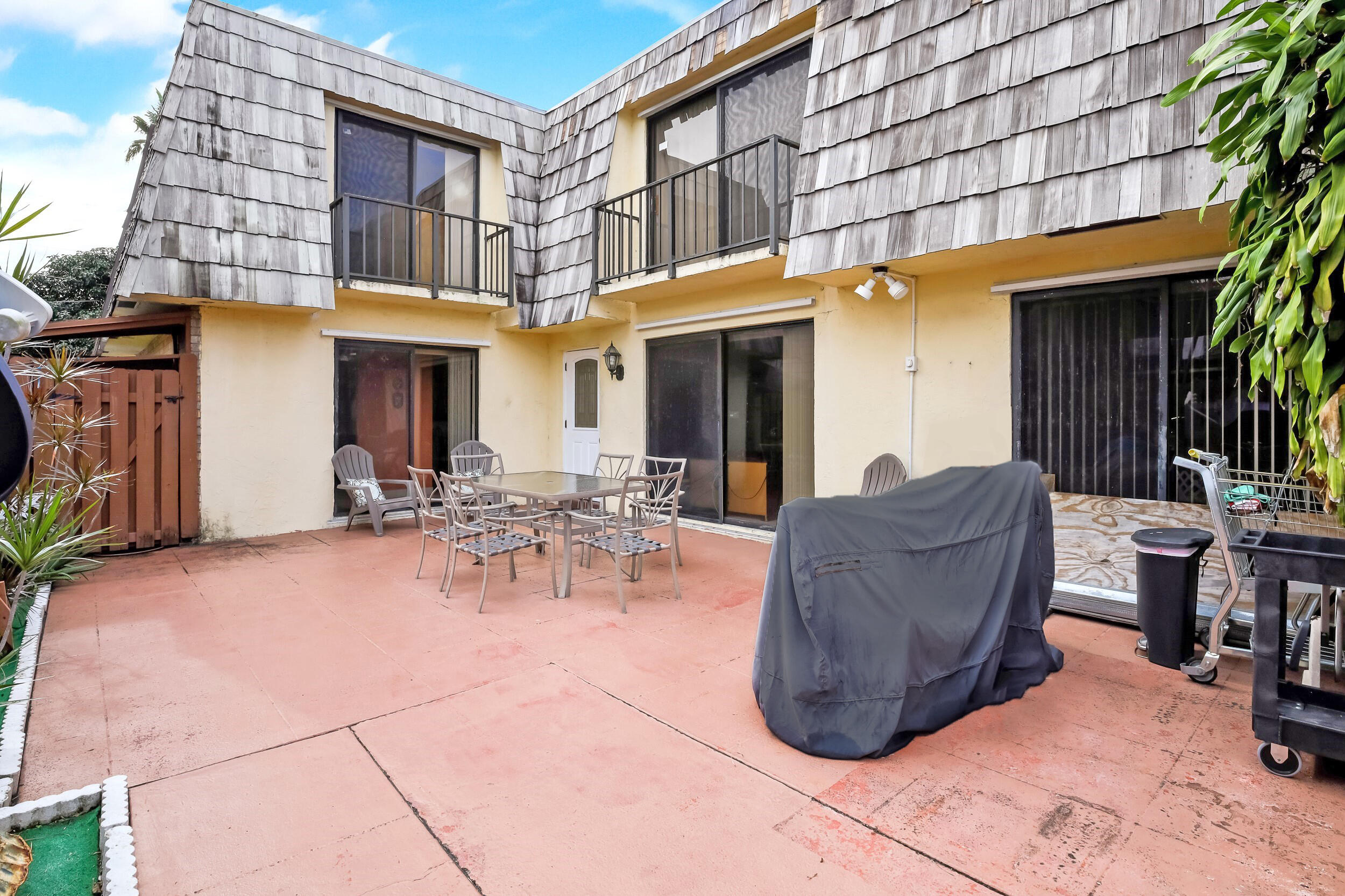 1002 Springdale Ct Court