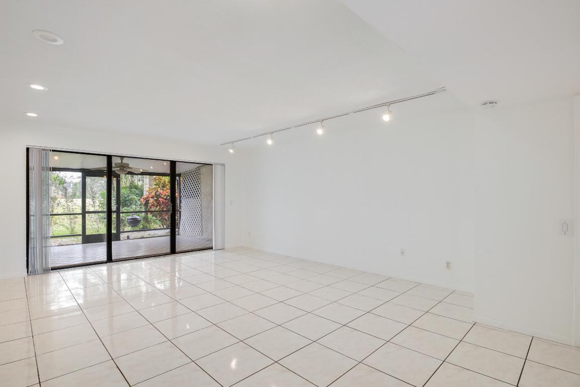 4376 Fountains Drive 4376