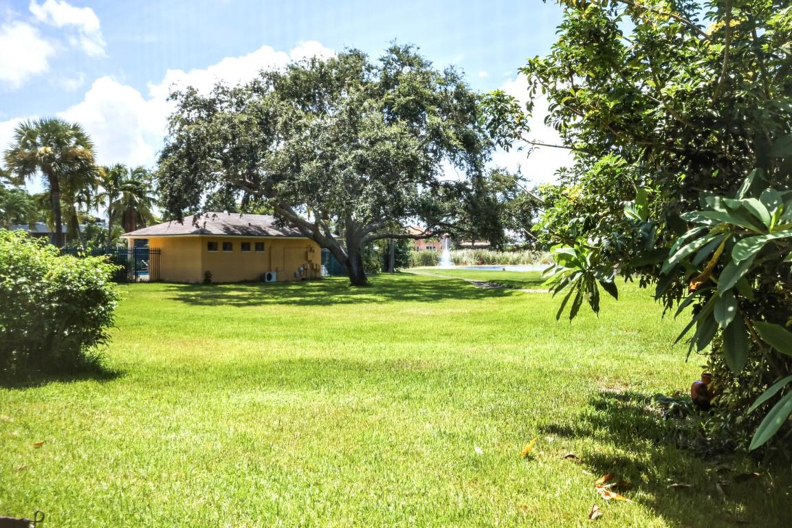 1507 Meadows Circle W