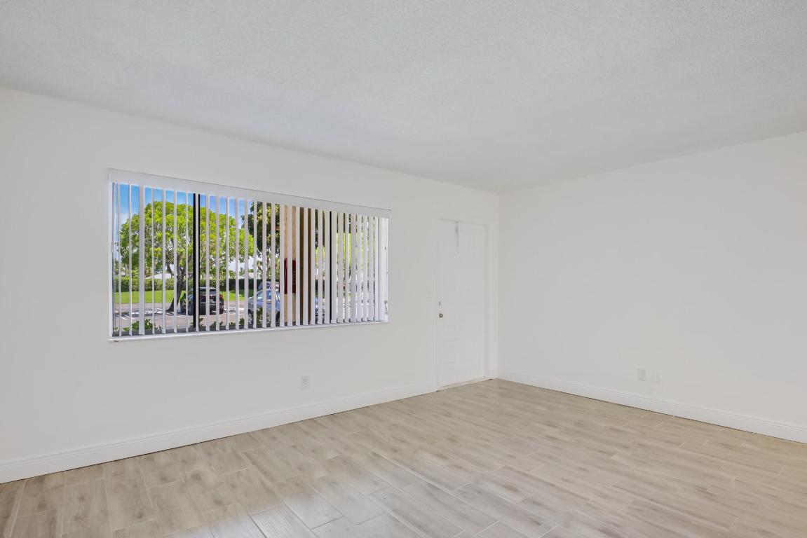 1507 Meadows Circle W