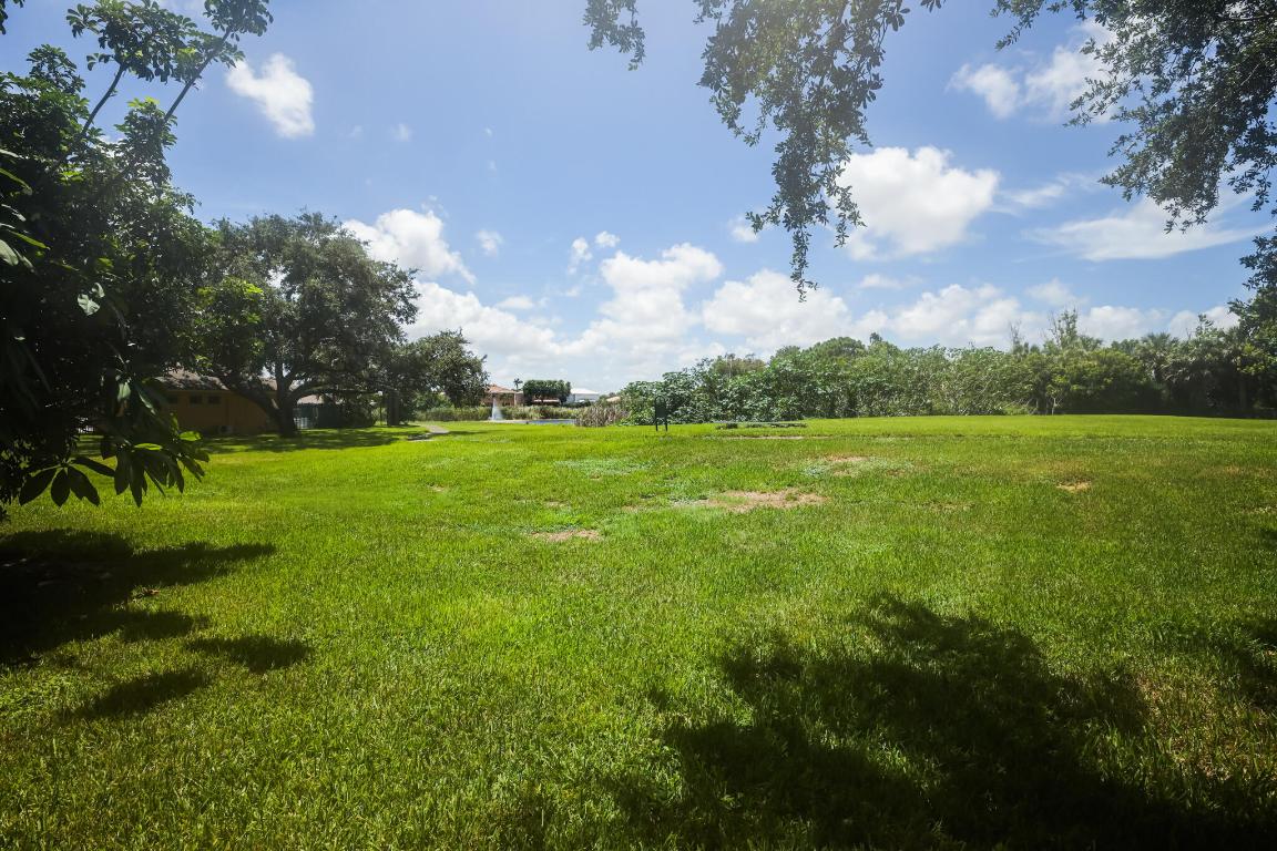 1507 Meadows Circle W