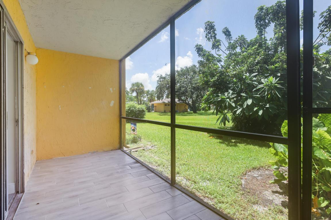 1507 Meadows Circle W