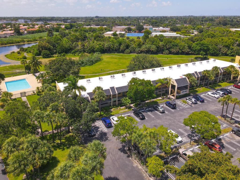 1507 Meadows Circle W