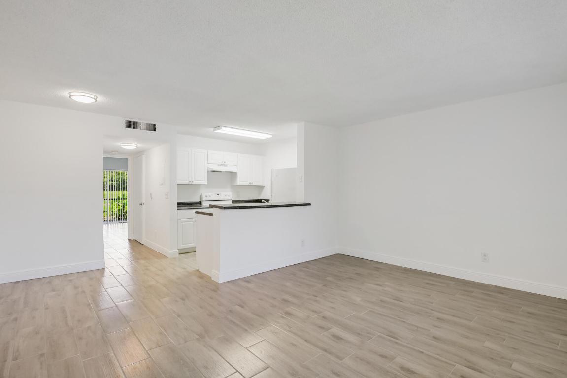 1507 Meadows Circle W