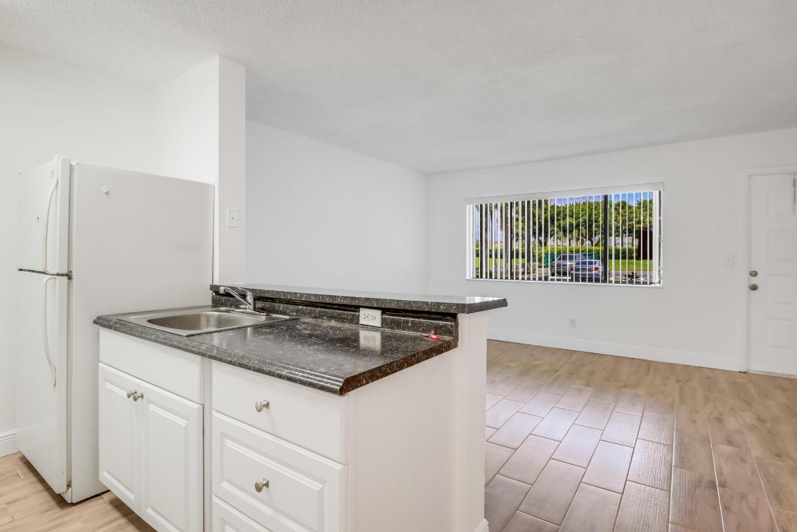 1507 Meadows Circle W