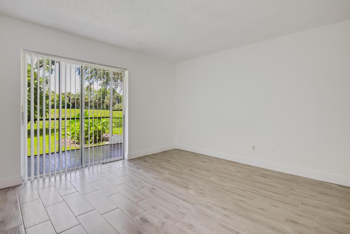 1507 Meadows Circle W