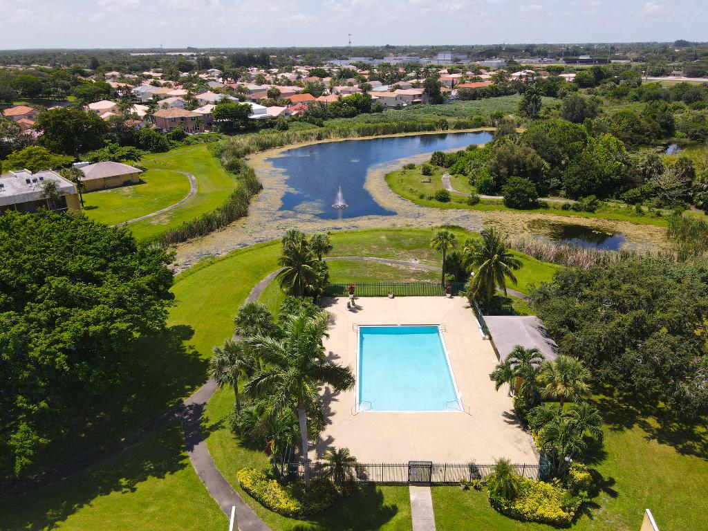 1507 Meadows Circle W