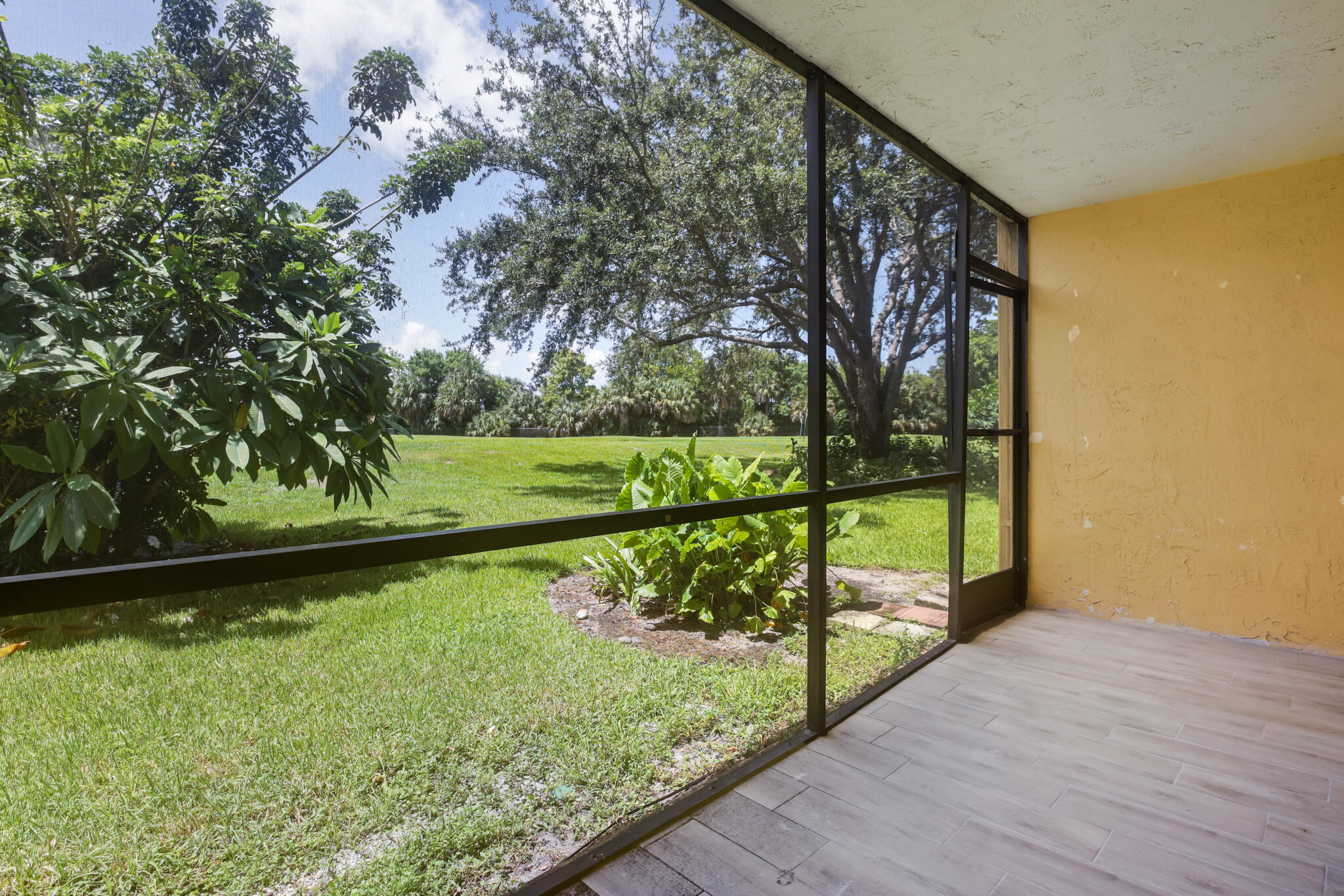 1507 Meadows Circle W