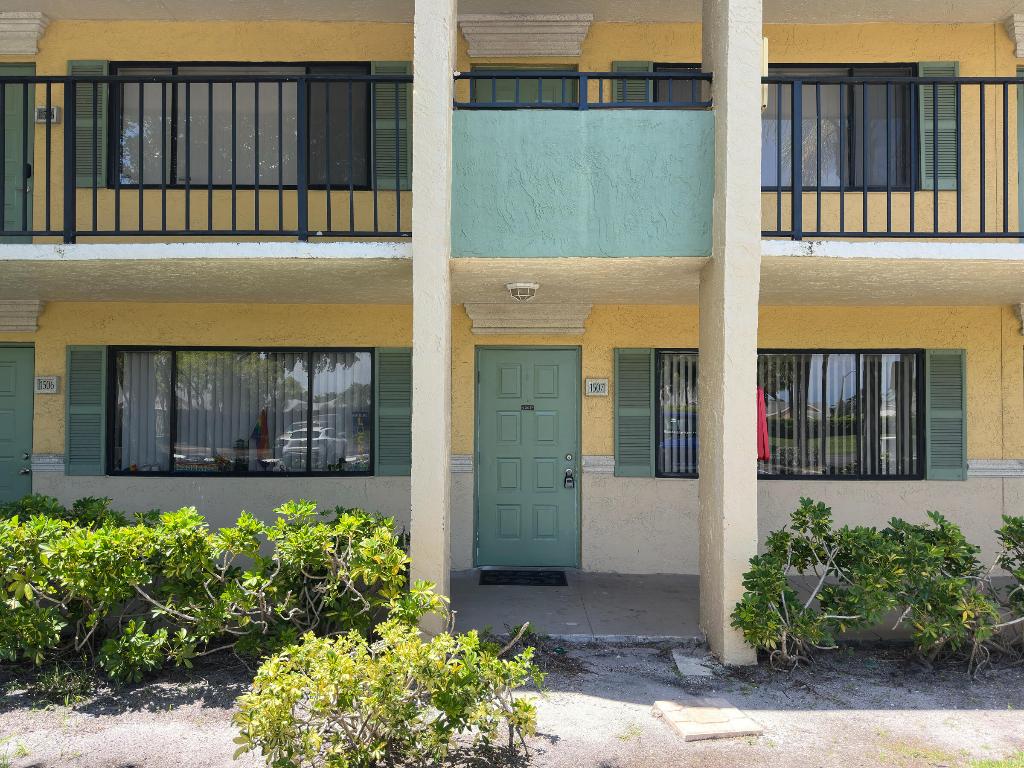 1507 Meadows Circle W