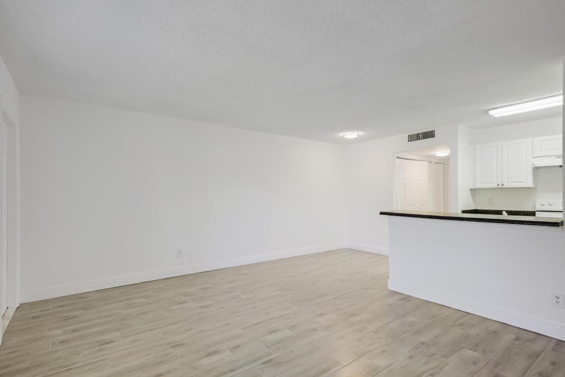 1507 Meadows Circle W