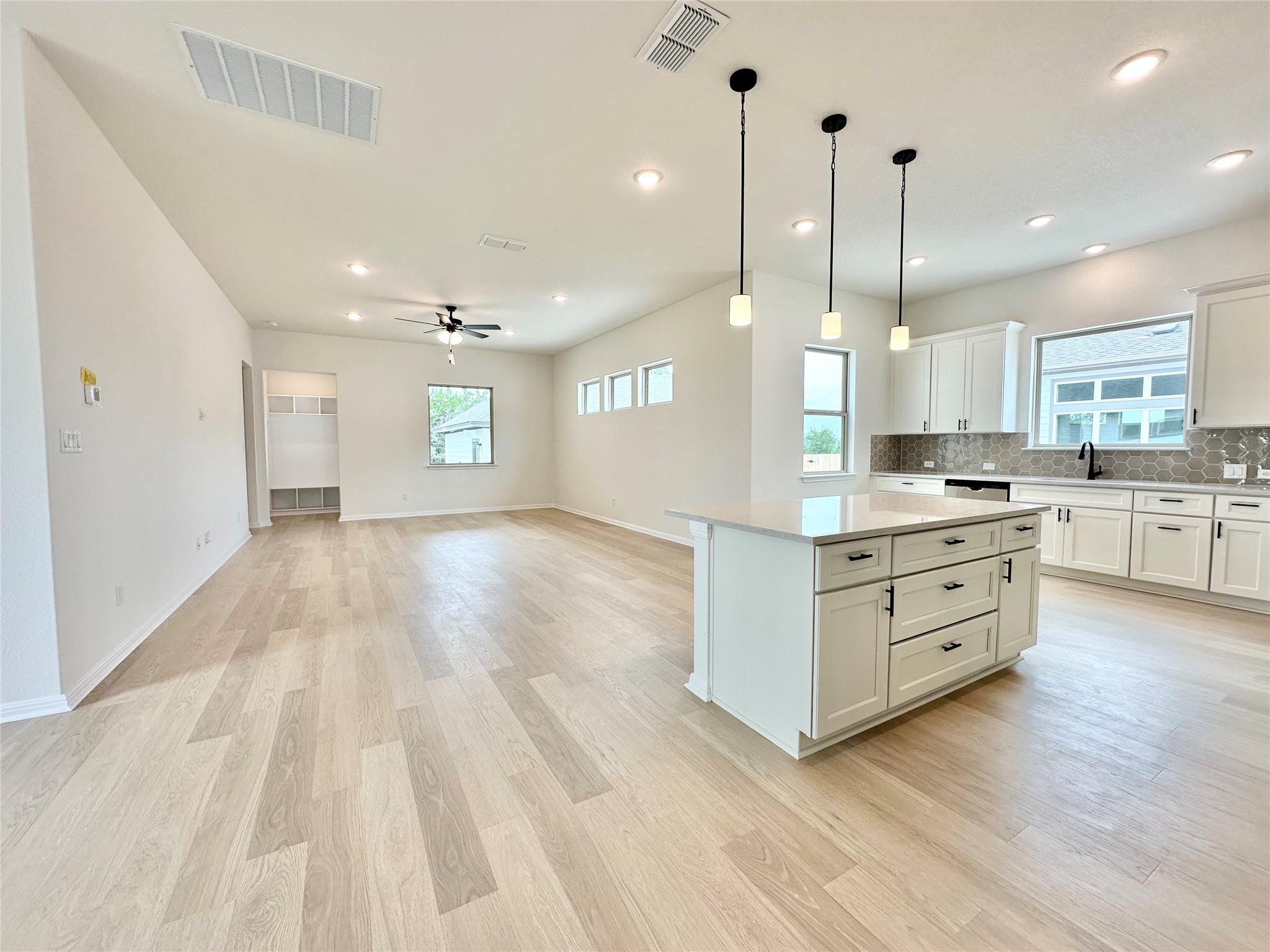 412 Treadwell LN