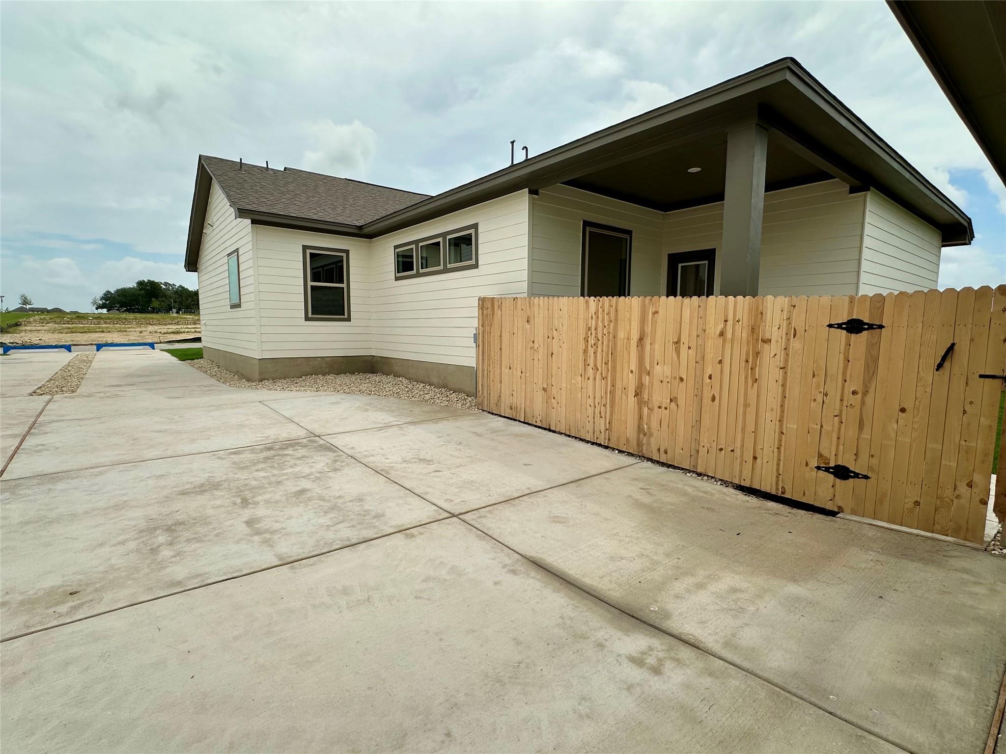 412 Treadwell LN