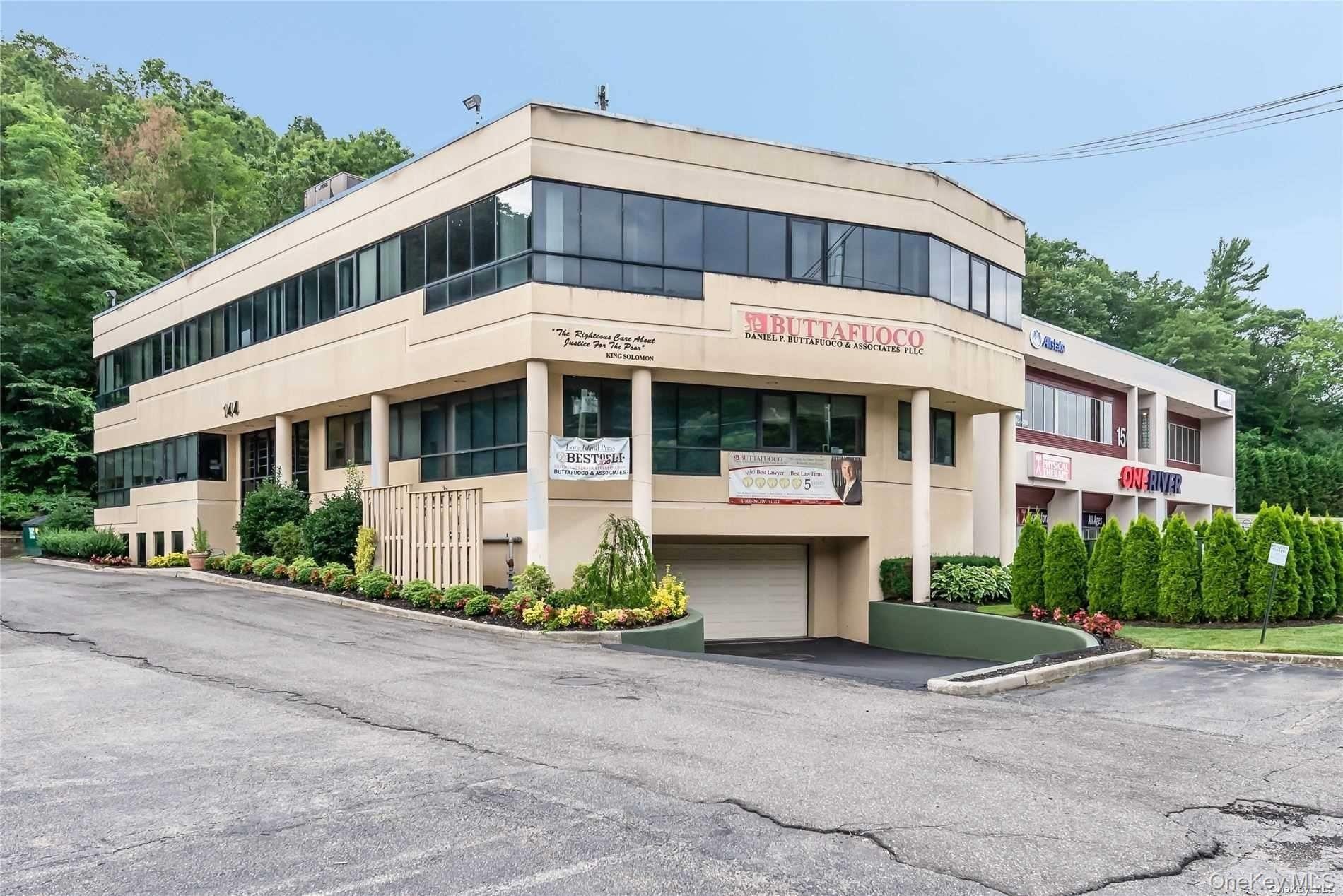 144 Woodbury Road Unit: LOWER