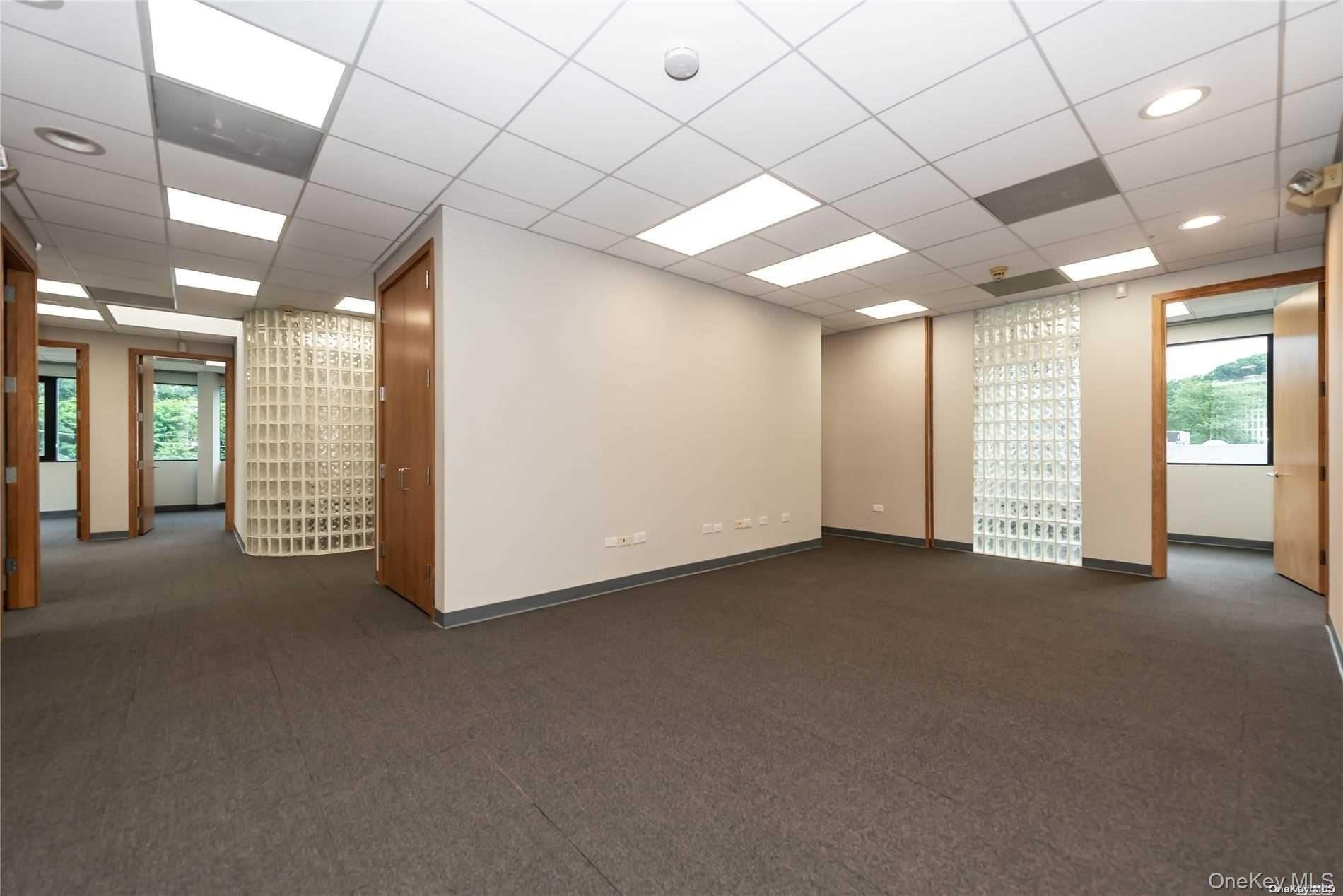 144 Woodbury Road Unit: UPPER