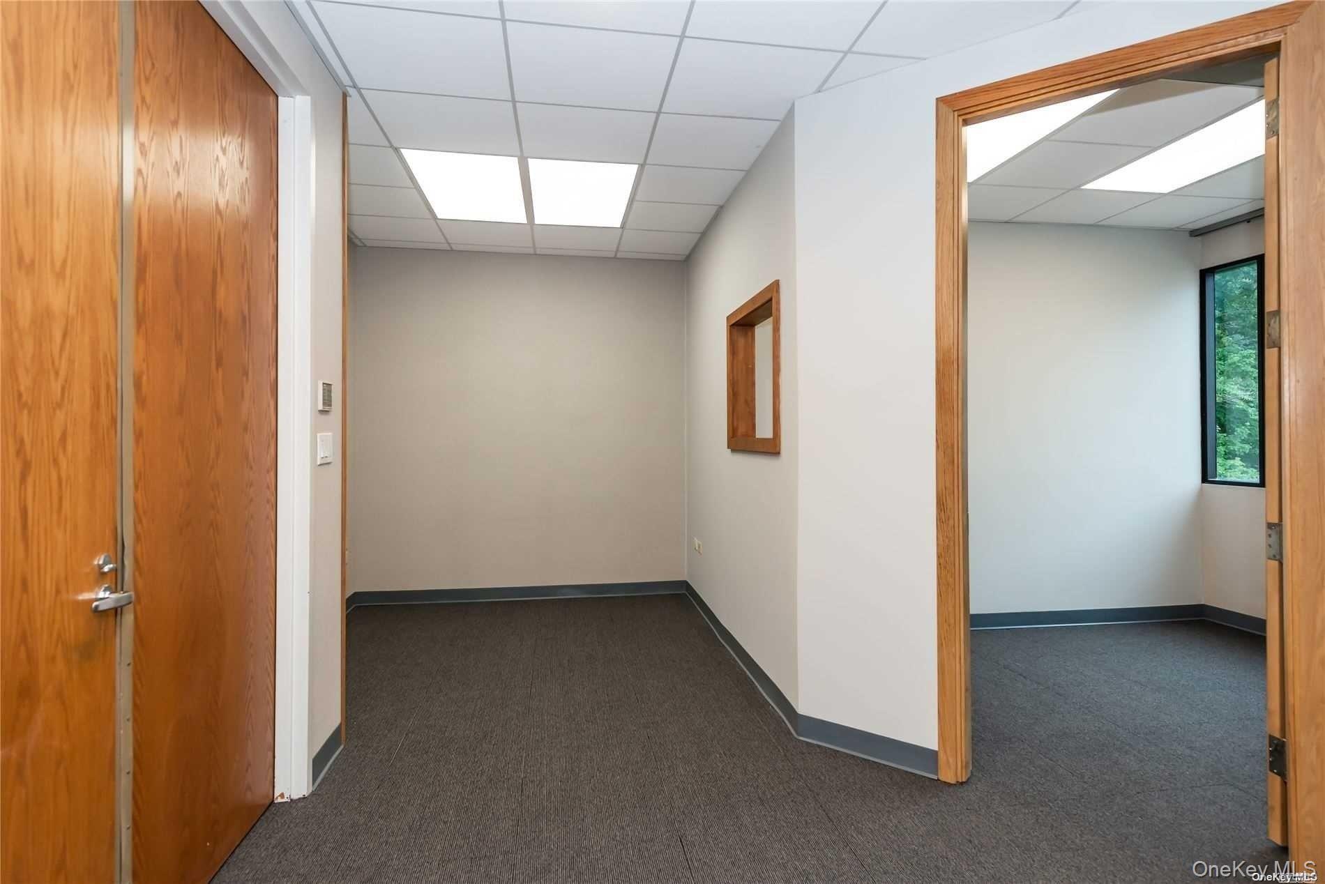 144 Woodbury Road Unit: UPPER