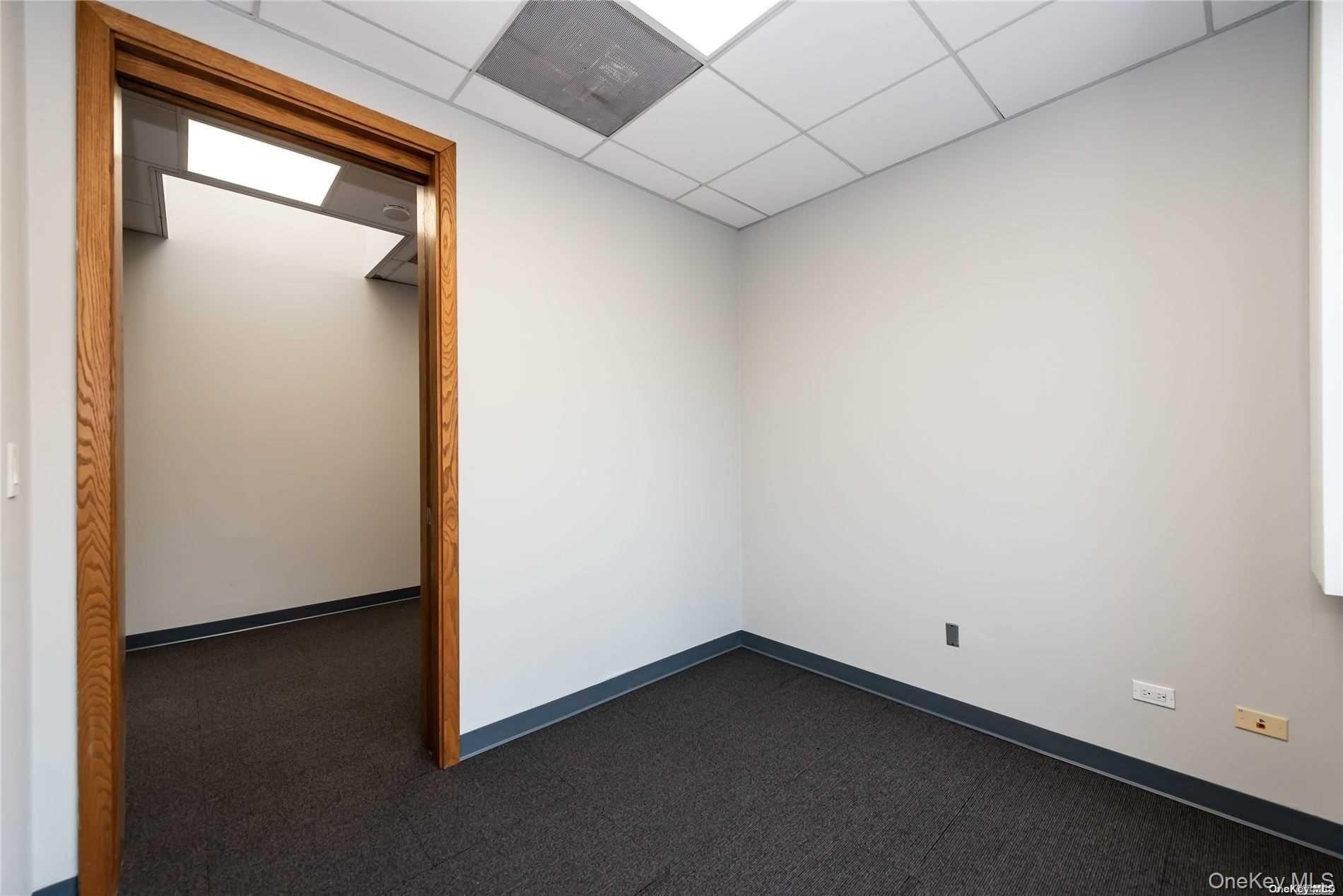 144 Woodbury Road Unit: UPPER