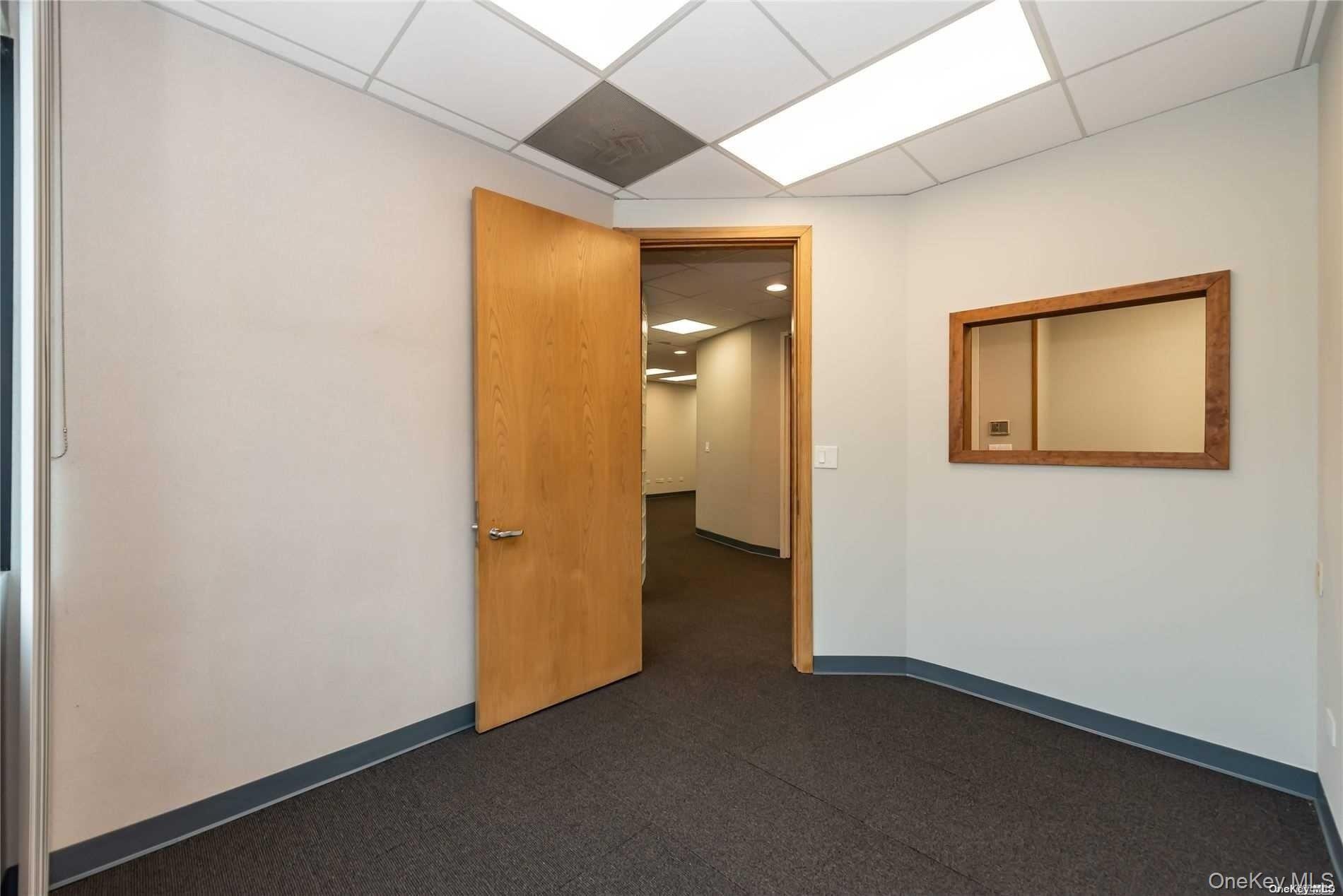 144 Woodbury Road Unit: UPPER