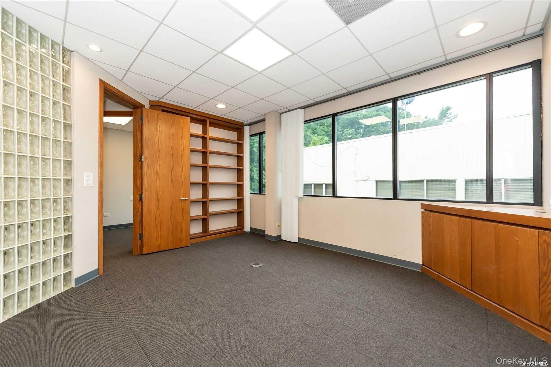 144 Woodbury Road Unit: UPPER