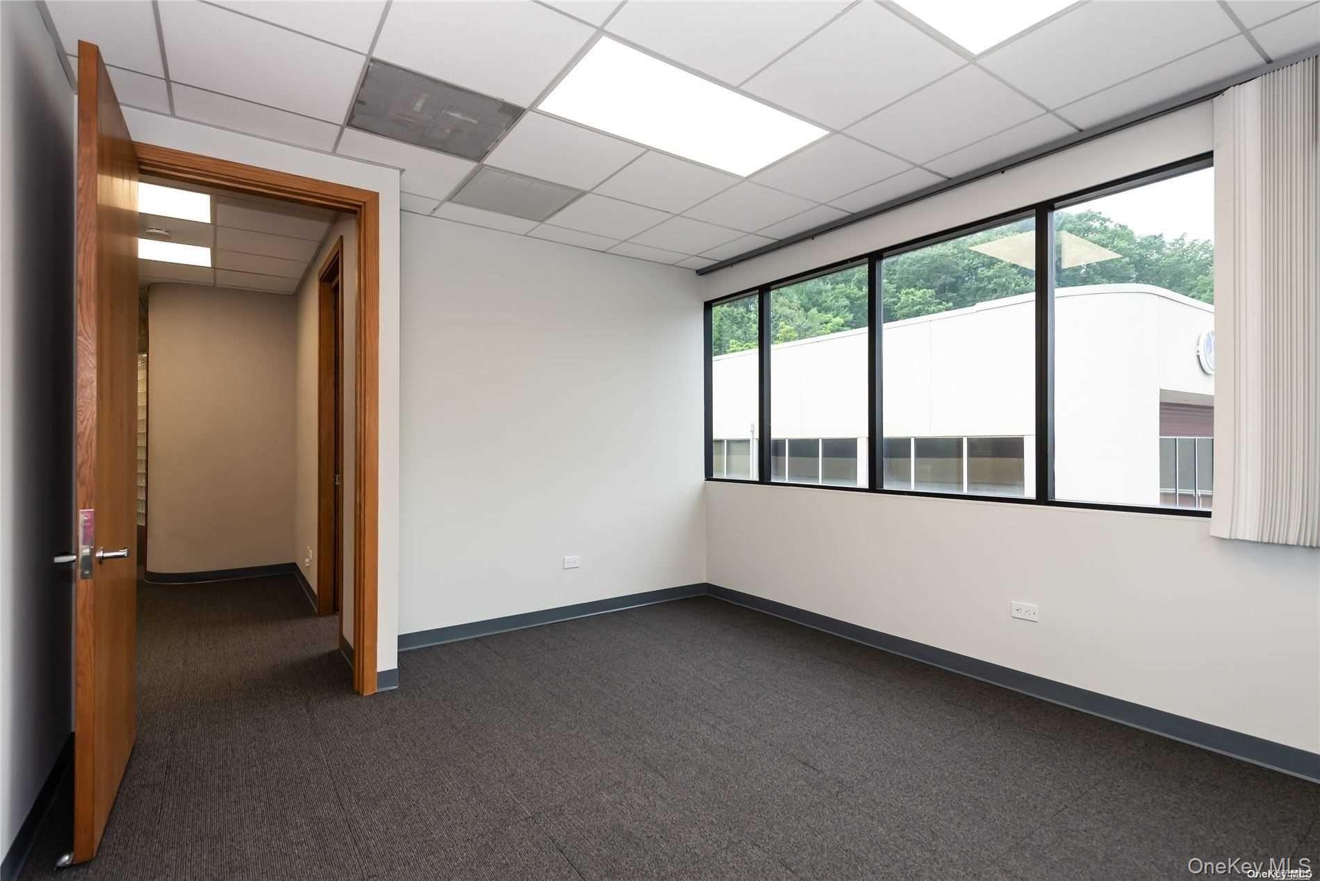 144 Woodbury Road Unit: UPPER