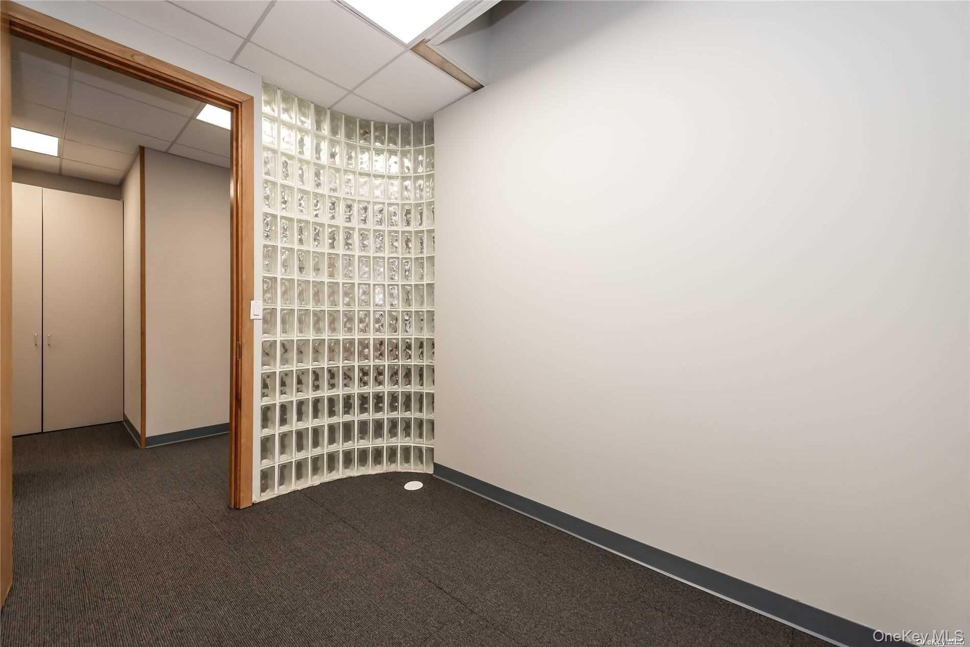 144 Woodbury Road Unit: UPPER