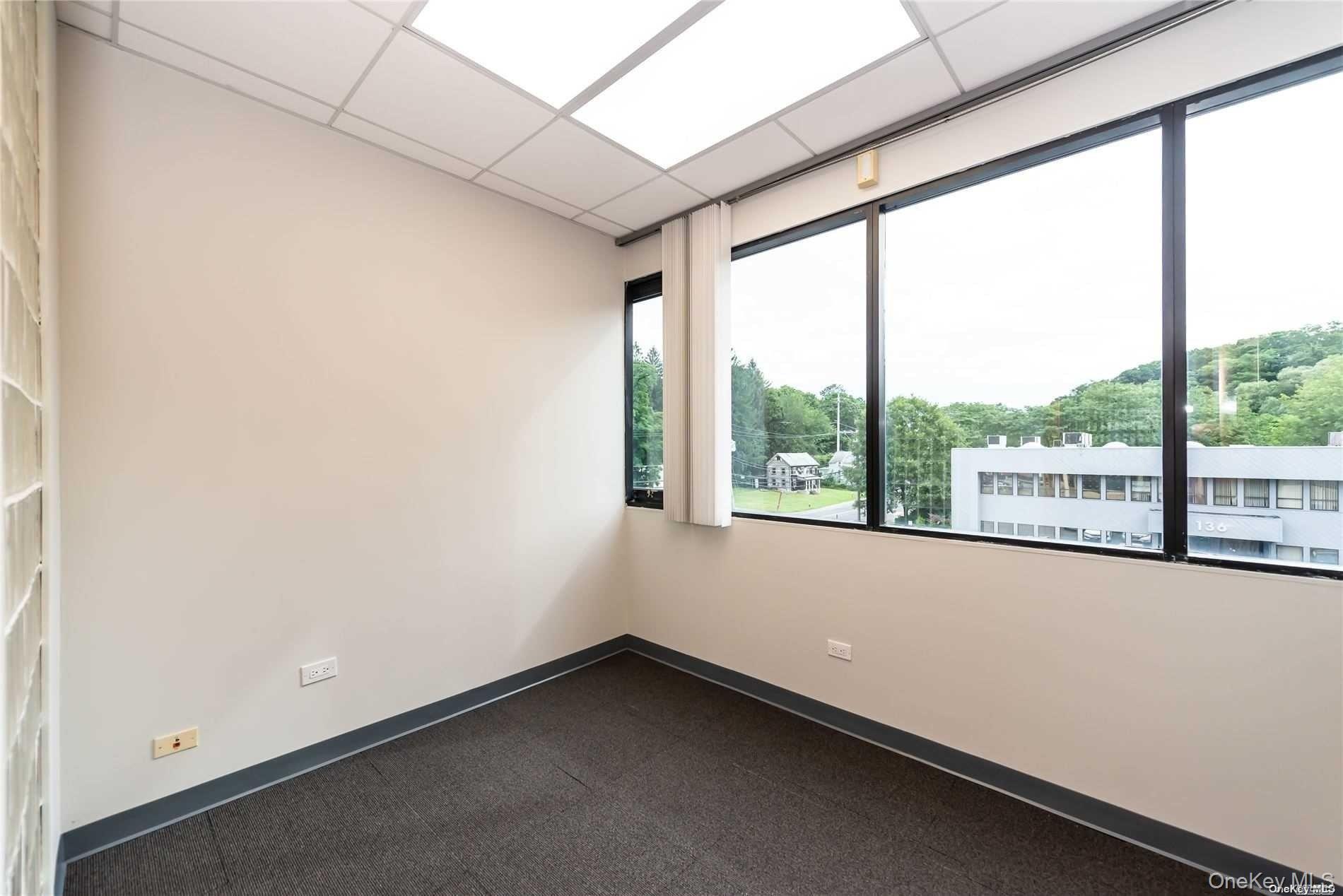 144 Woodbury Road Unit: UPPER