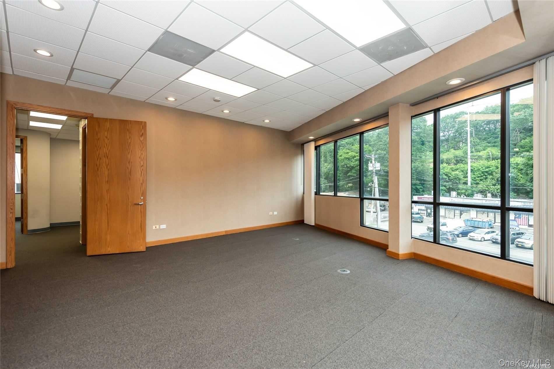 144 Woodbury Road Unit: UPPER