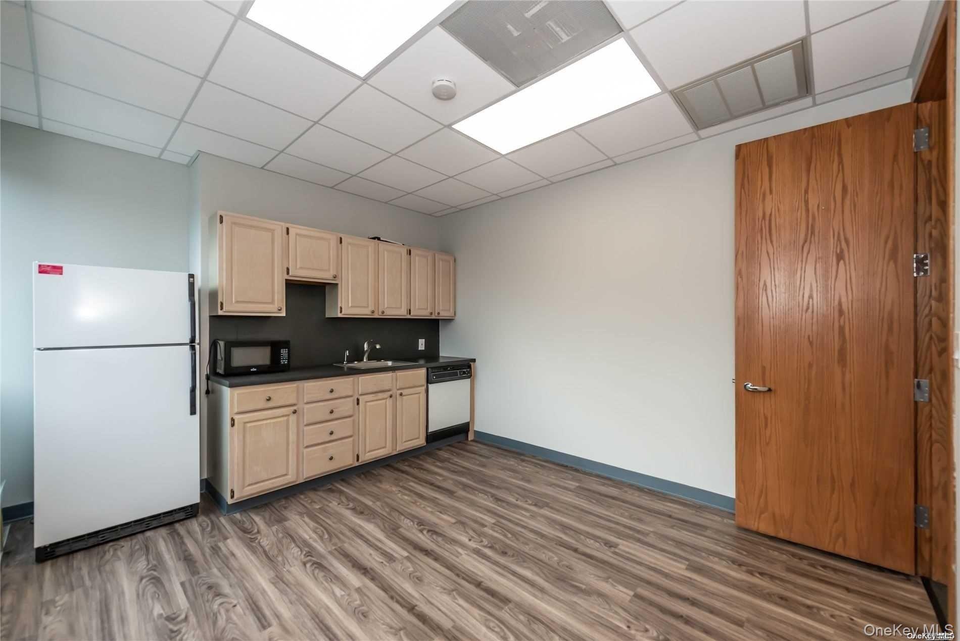 144 Woodbury Road Unit: UPPER