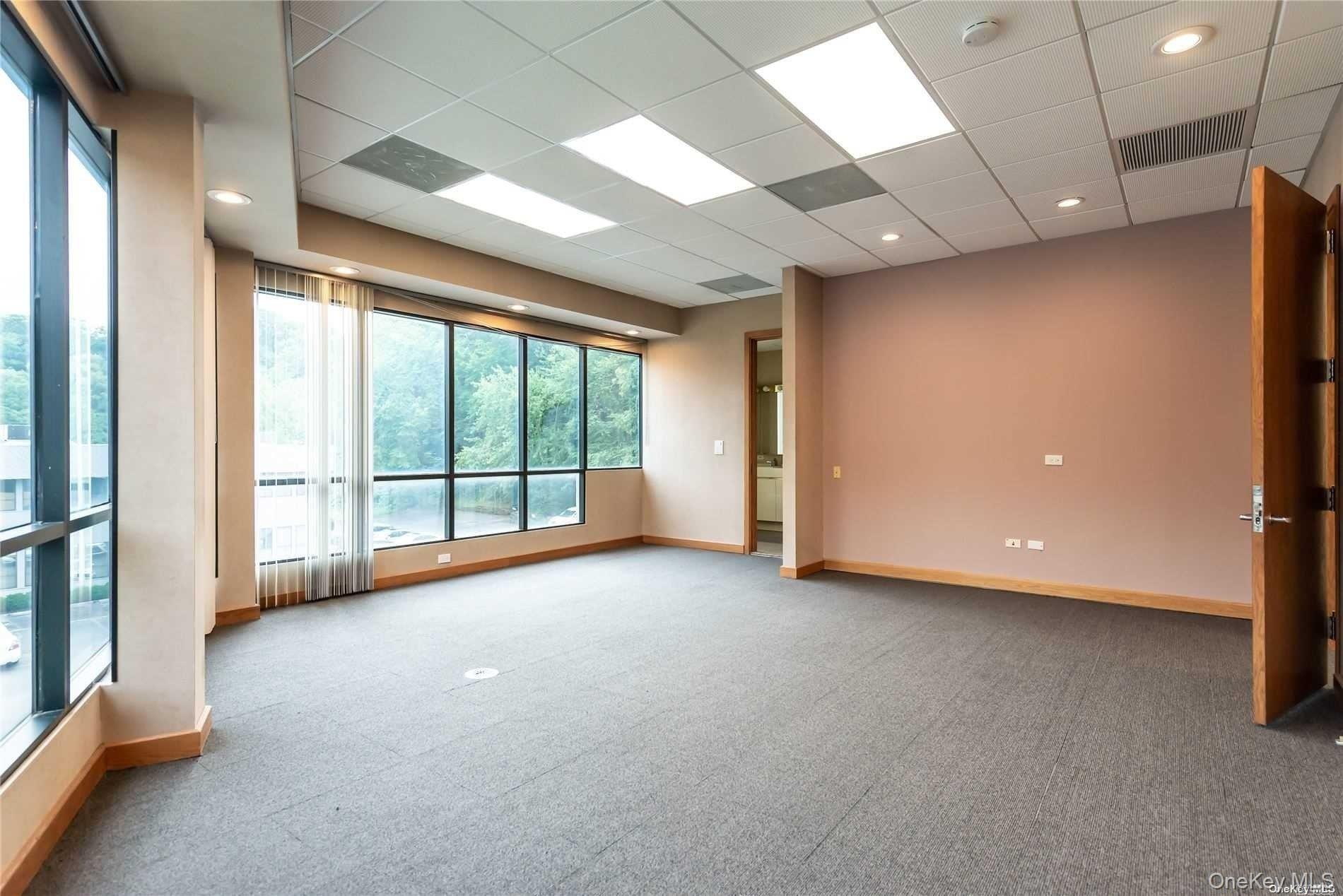 144 Woodbury Road Unit: UPPER