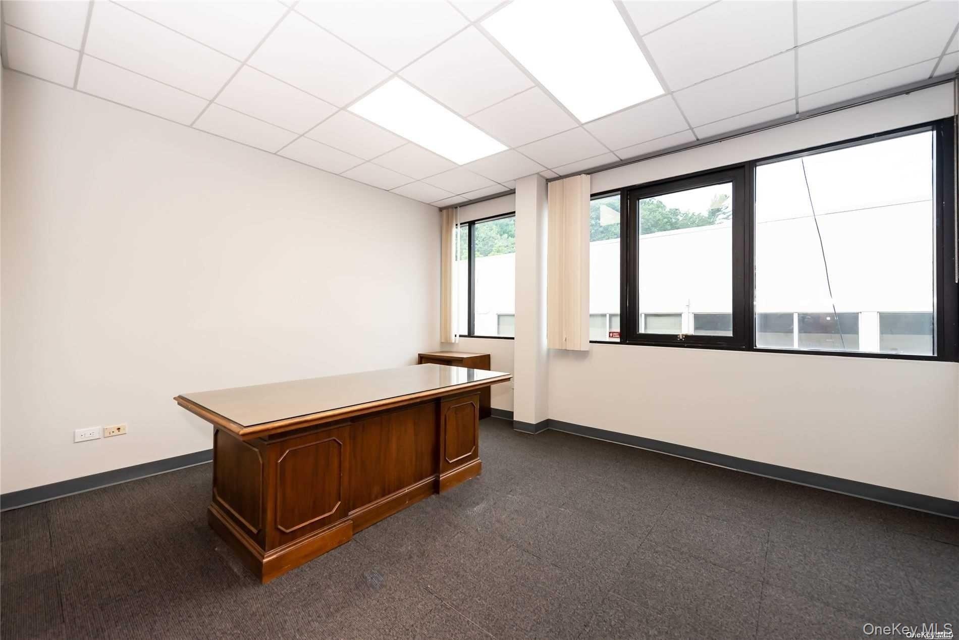 144 Woodbury Road Unit: UPPER