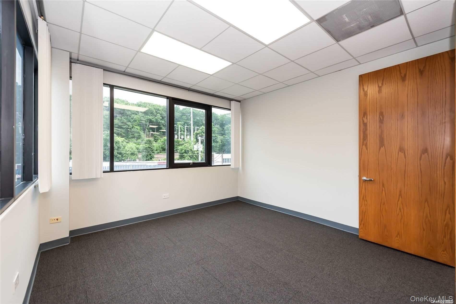 144 Woodbury Road Unit: UPPER