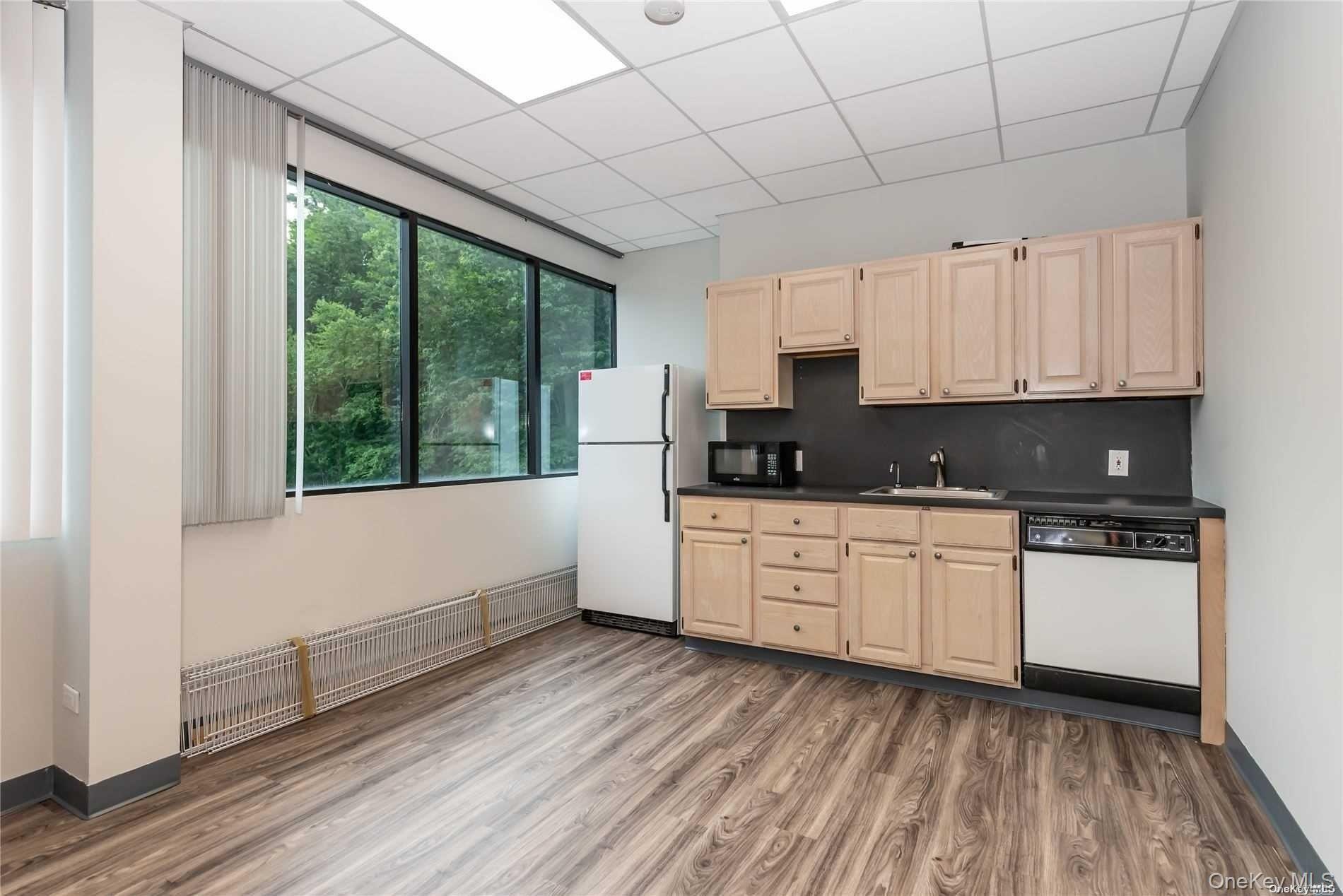 144 Woodbury Road Unit: UPPER