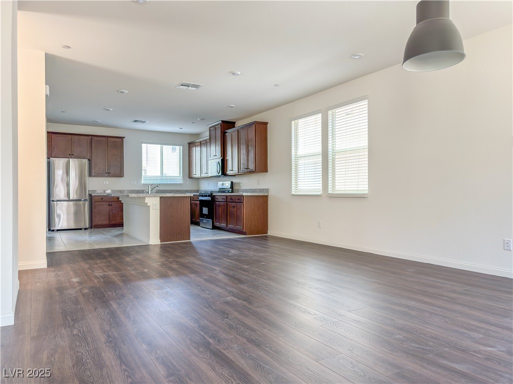 1421 Whistling Kite Street