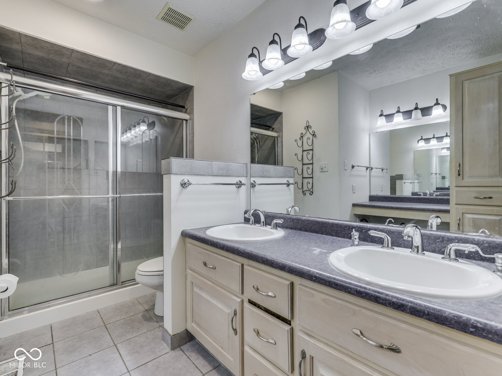 6796 Travis Place