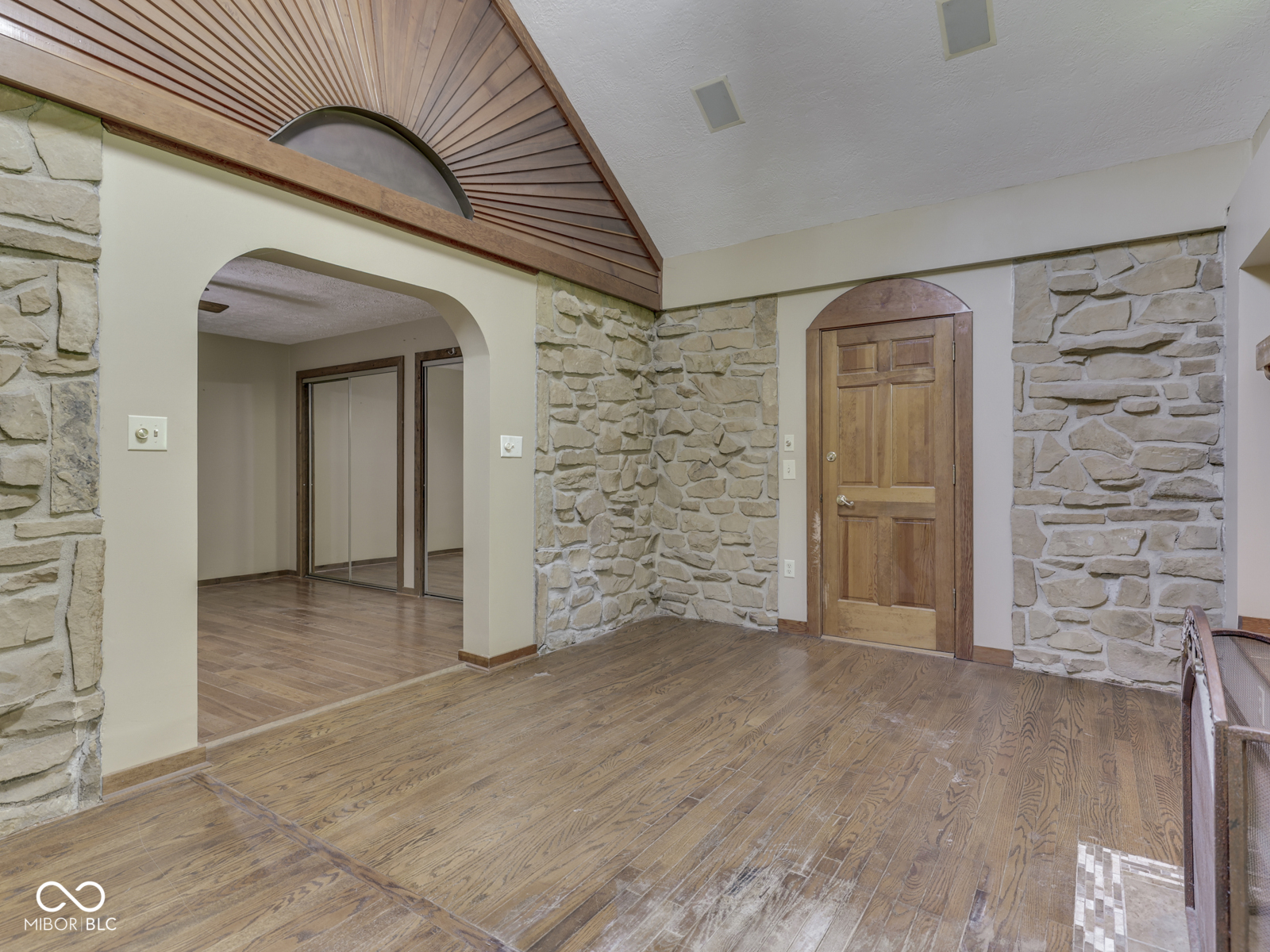 6796 Travis Place