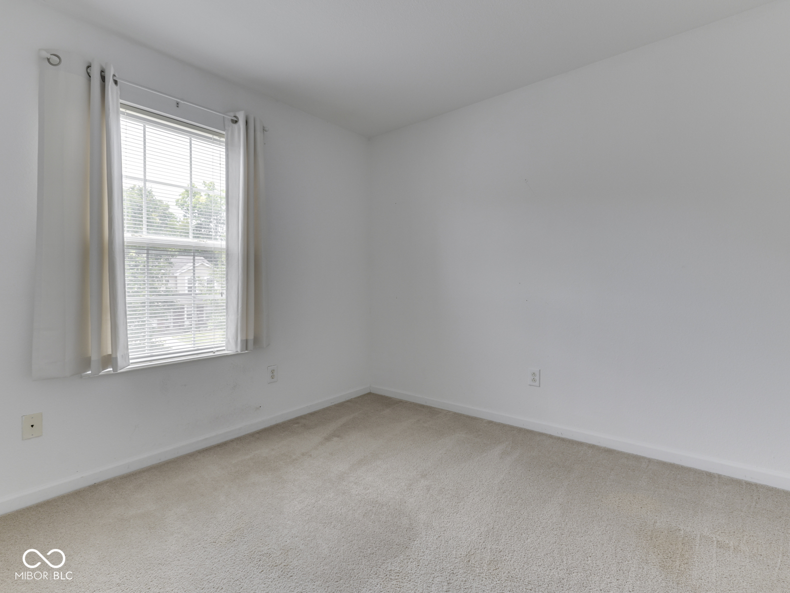 944 Angus Lane