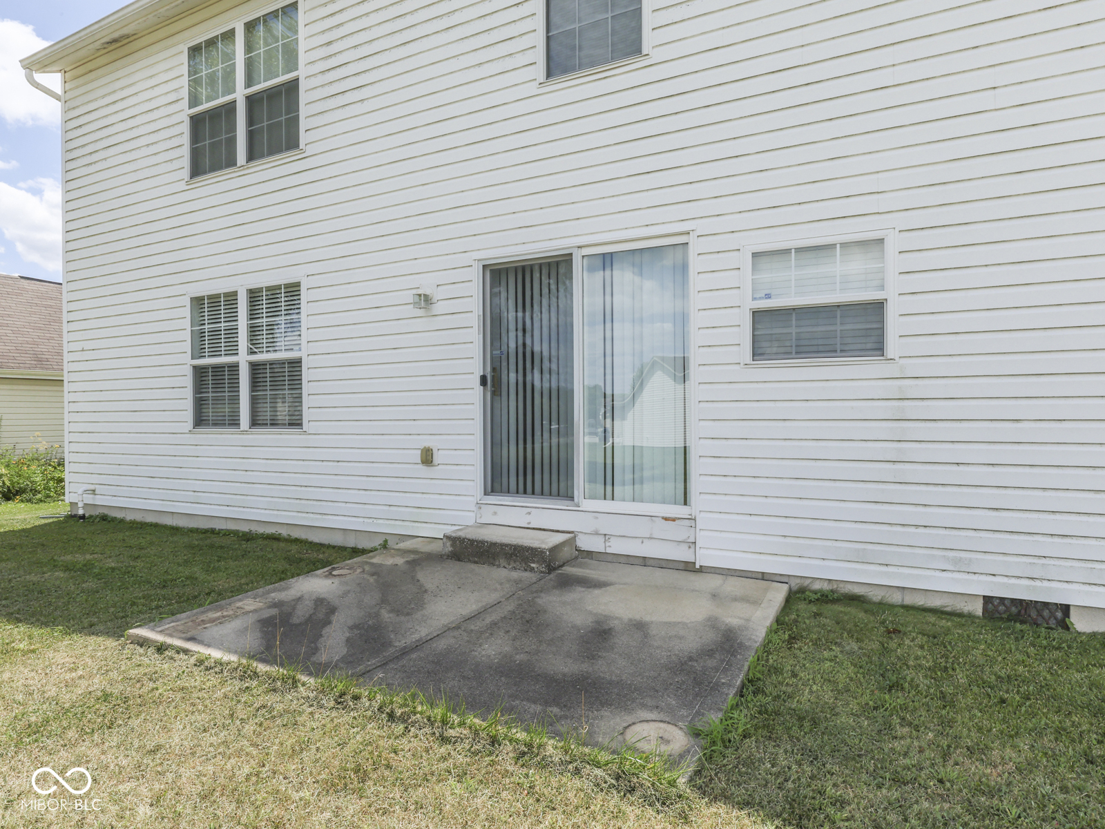 944 Angus Lane